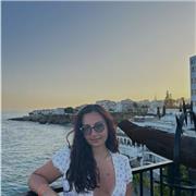 Laureata in Sociologia impartisce lezioni di materie come storia, italiano, sociologia, antropologia, economia politica, diritto